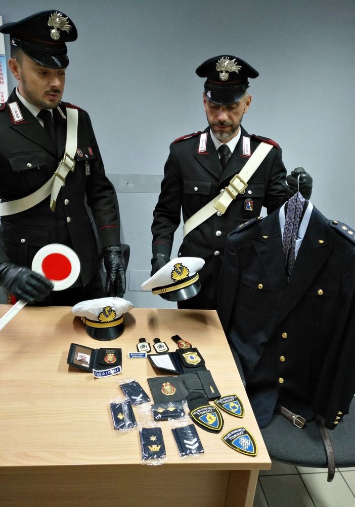 Fermato dai carabinieri, mostra un distintivo falso: arrestato per contraffazione