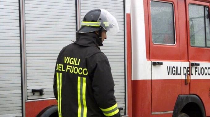 Notte di interventi nel torinese per i pompieri: a fuoco abitazioni e boschi