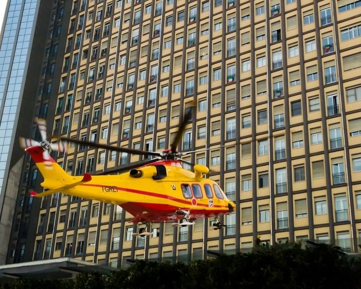 Perde il controllo e resta per ore incastrato nell'abitacolo dell'auto, grave 22enne