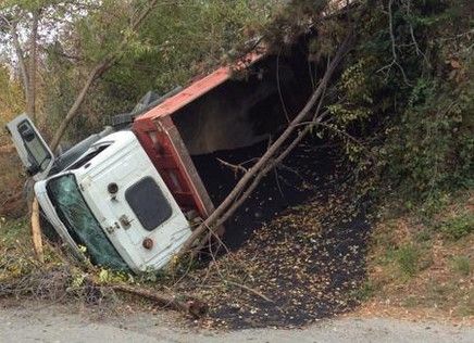 Givoletto: esce fuori strada con il camion e si schianta contro un albero, morto il conducente