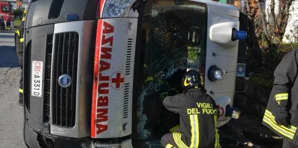 Ambulanza si ribalta in corso Re Umberto, nessun ferito grave