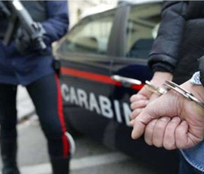 Gli scippa il cellulare mentre sta parlando al telefono, ma non sfugge ai carabinieri