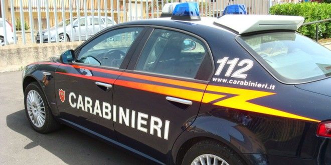 Rapina la banca armato di pistola e scappa col malloppo