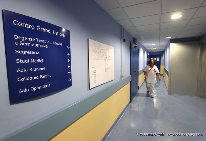 Investita dalle fiamme mentre accende la stufa, grave anziana