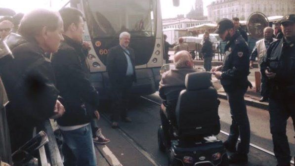 Non passa tram, disabile per protesta blocca il traffico
