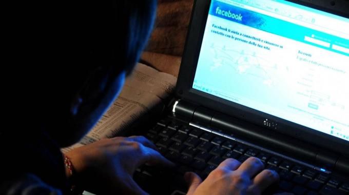 Riconosce su Facebook i ladri che lo avevano rapinato, 3 arresti