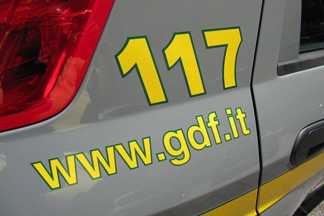 Portava 20 mila euro all'estero, fermata dalla Gdf in aeroporto