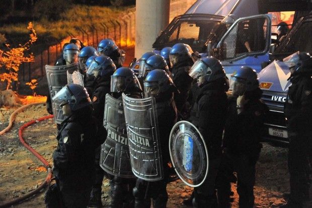 Assalto al cantiere Tav con i fuochi d'artificio, dispersi manifestanti