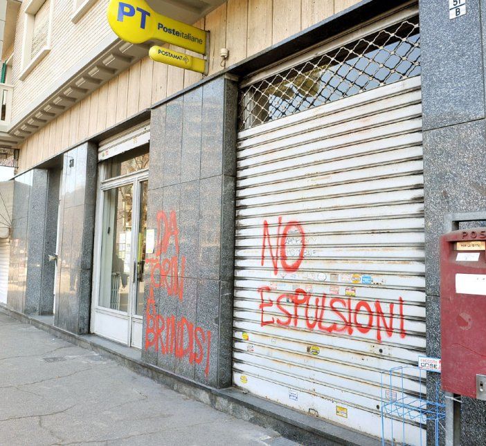 Atto vandalico nella notte: vetrine di tre uffici postali imbrattati