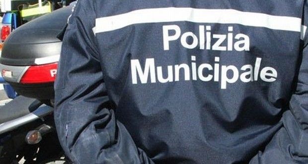 Fotografie osé sui vetri dello spogliatoio dei vigili, avviata indagine interna