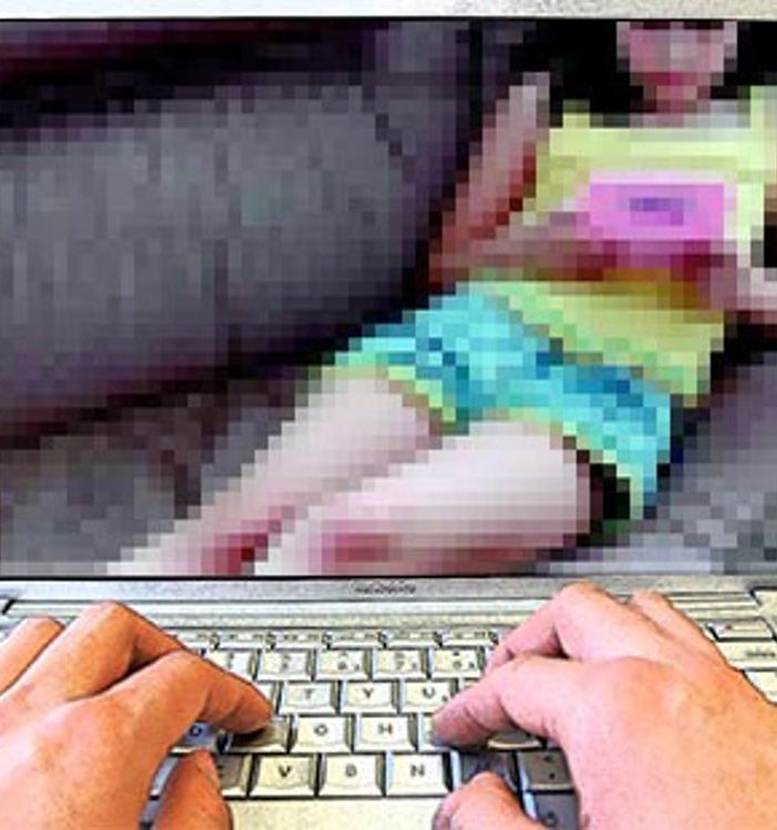 Adescava ragazzine sul web, arrestato pedofilo seriale