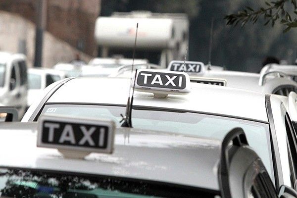 Rinviati a giudizio per calunnia 4 tassisti: 'inscenarono investimento contro autista Uber'