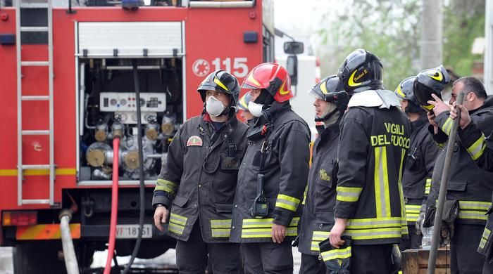 Fiamme in un alloggio, i pompieri salvano donna disabile