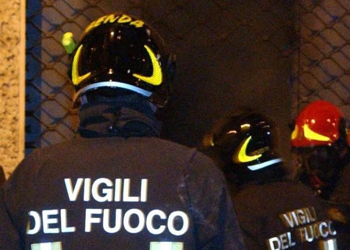 Fiamme nella notte nei capannoni della Algesas