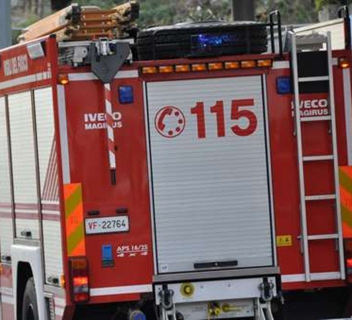 Dodicenne incendia divano per gioco, cinque persone intossicate