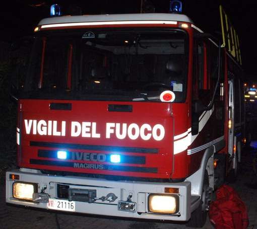 Incendio di un demolitore in strada Villaretto a Torino, si sta concludendo l'intervento dei Vigili del Fuoco