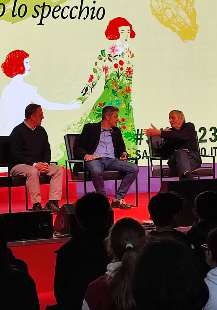 Ascolto, conoscenza, consapevolezza, responsabilità e scelta: le parole di don Ciotti al Salone del Libro di Torino