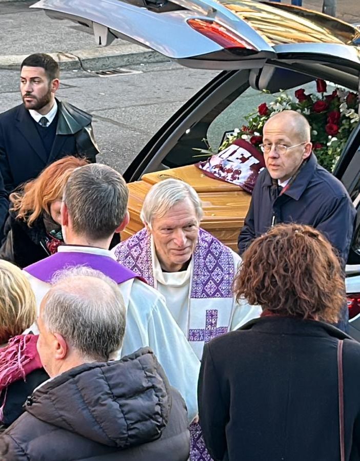 L'ultimo saluto a Gian Paolo Ormezzano con al centro i colori granata