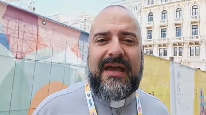 Una immagine di archivio di don Marco Ghiazza