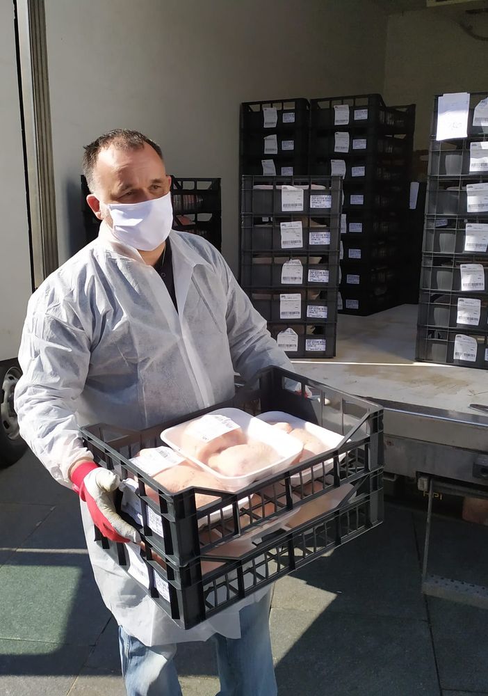 Coronavirus, la solidarietà del mercato coperto di Porta Palazzo: donazione di carne alle parrocchie [FOTO e VIDEO]
