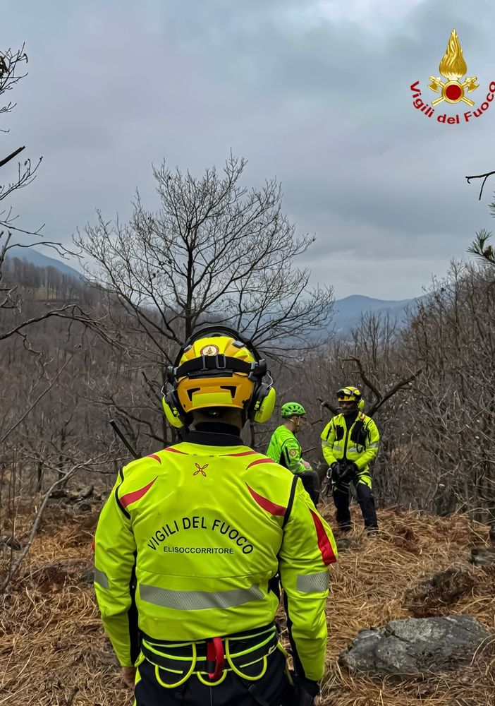 Operazioni dei vigili del fuoco con elicottero