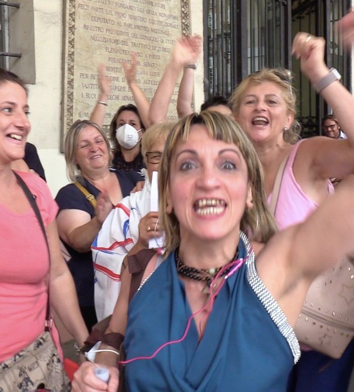 abbraccio donne pulizie