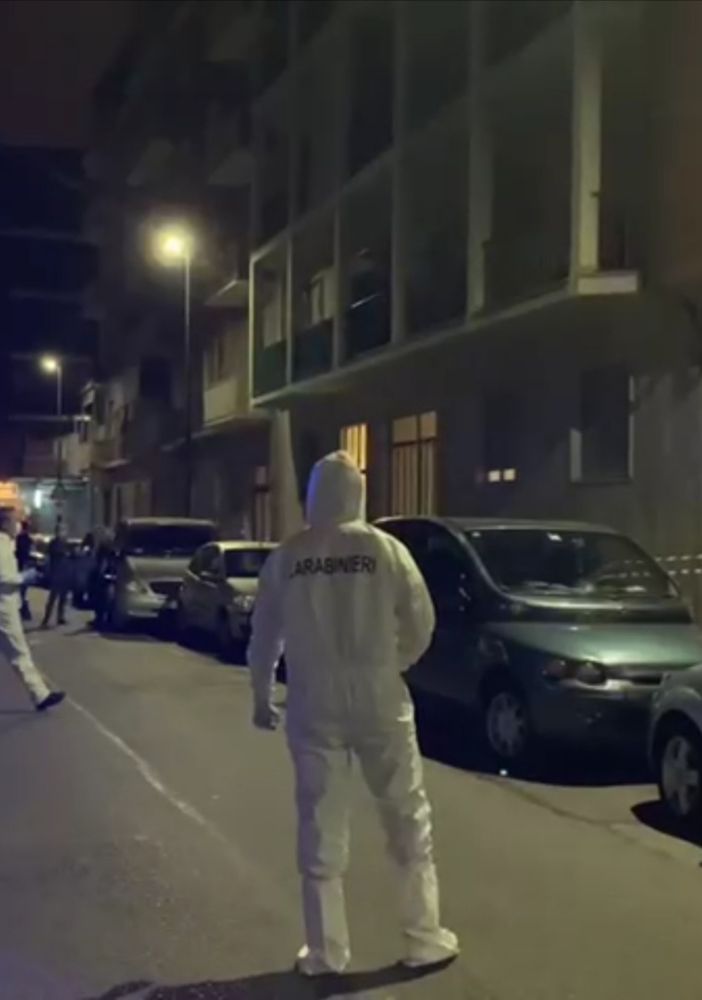 Dramma a Mirafiori, un giovane uccide i genitori con dei coltelli da cucina: lo trovano che vaga sporco di sangue [FOTO e VIDEO]