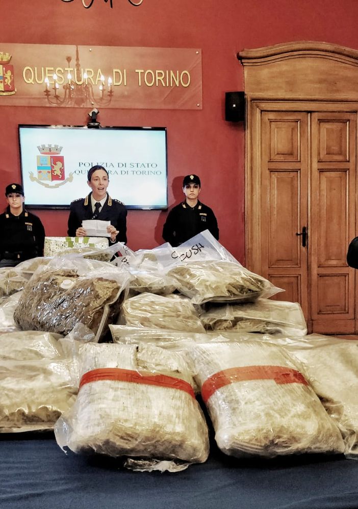 Maxi sequestro di marijuana a Mirafiori: serviva a rifornire i clienti per le feste di Natale [VIDEO]