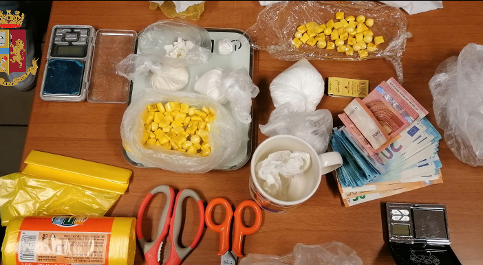 La droga era nascosta nell'amuleto portafortuna: arrestato pusher a Barriera di Milano
