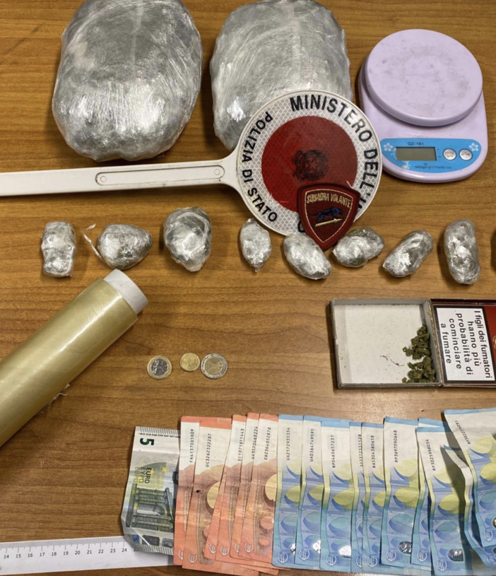 Barriera di Milano, la polizia entra negli “appartamenti della droga”: 5 arresti