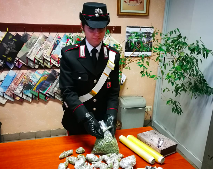 Carabinieri citofonano al pusher, lui lancia la droga dal balcone: arrestato a Caselette