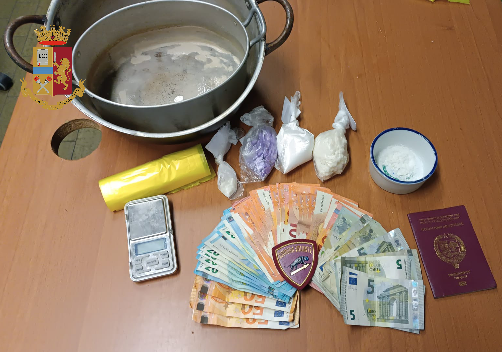 In corso Giulio Cesare la &quot;casa dei pusher&quot;: trovati 66 ovuli e 1.500 euro