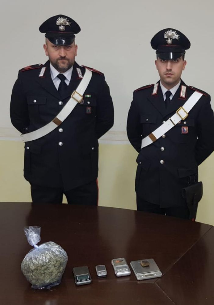 Consegnava droga a domicilio, intercettato pusher con 210 grammi di hashish e marijuana nello zaino [VIDEO]