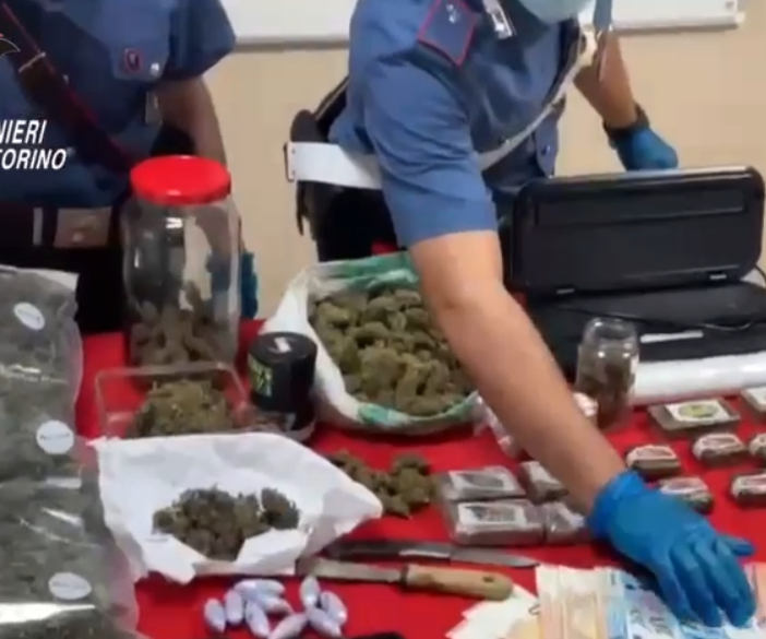carabinieri con droga e denaro sul tavolo posti sotto sequestro