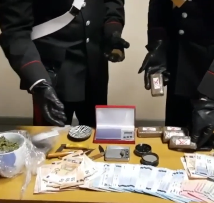 Market della droga a Pavone Canavese: arrestato un uomo, denunciata la convivente