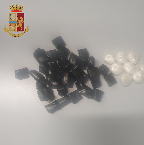 la droga sequestrata allo spacciatore