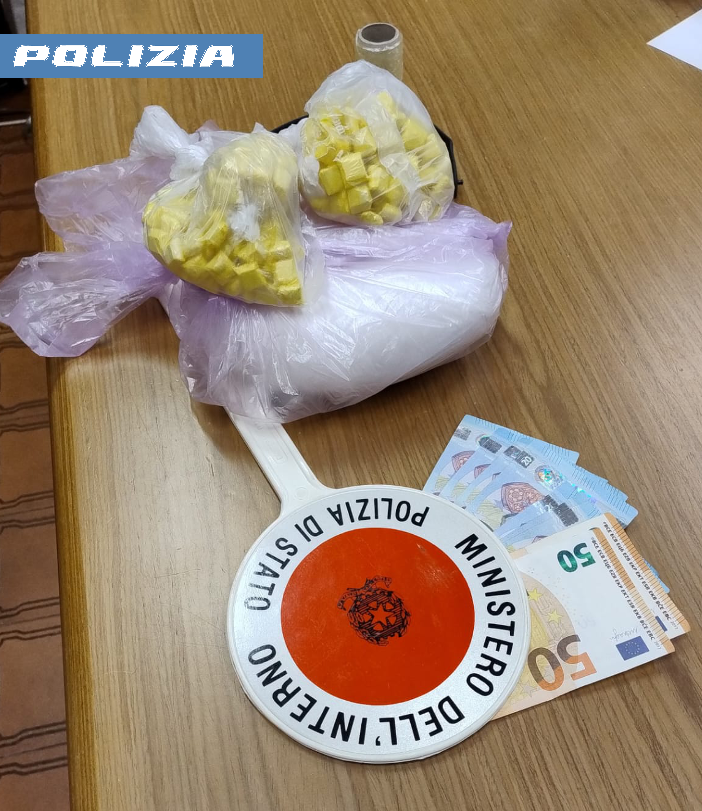 Sorpreso con oltre 1 kg di cocaina e 270 dosi: arrestato dalla polizia