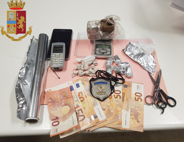 Pusher arrestato all'alba in via Arona