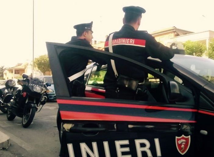 Incontra la fidanzata, ci trascorre la serata e poi ci litiga: sul viaggio di ritorno i carabinieri scoprono la sua evasione