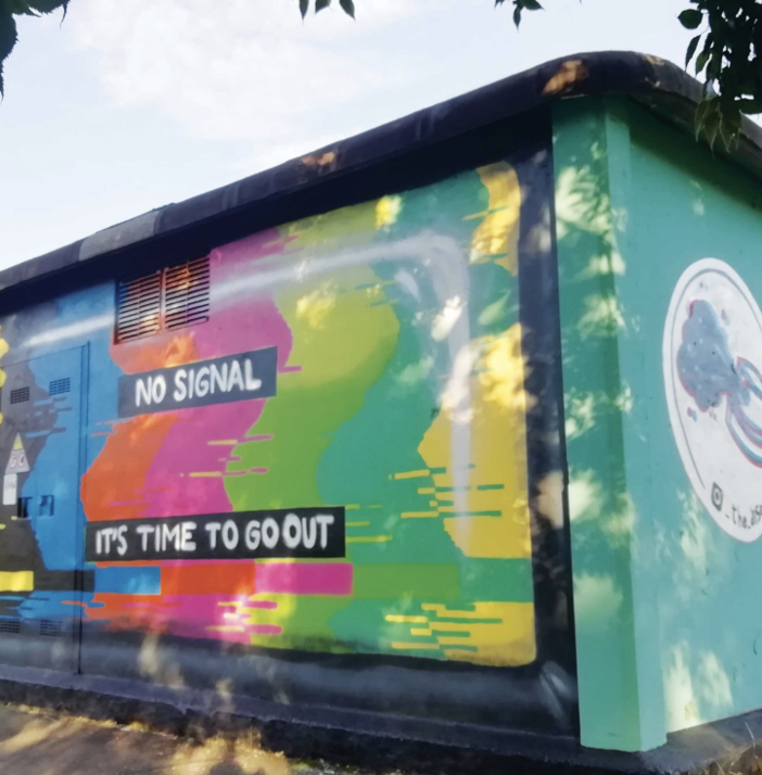 Venaria, un murales sulla cabina di e-distribuzione a tema giovani e socialità
