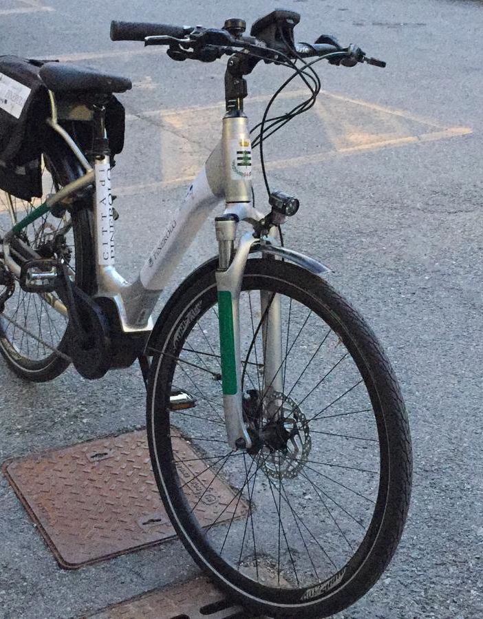 Pinerolo, consegnate le nuove bici elettriche agli agenti della Polizia locale (FOTO)