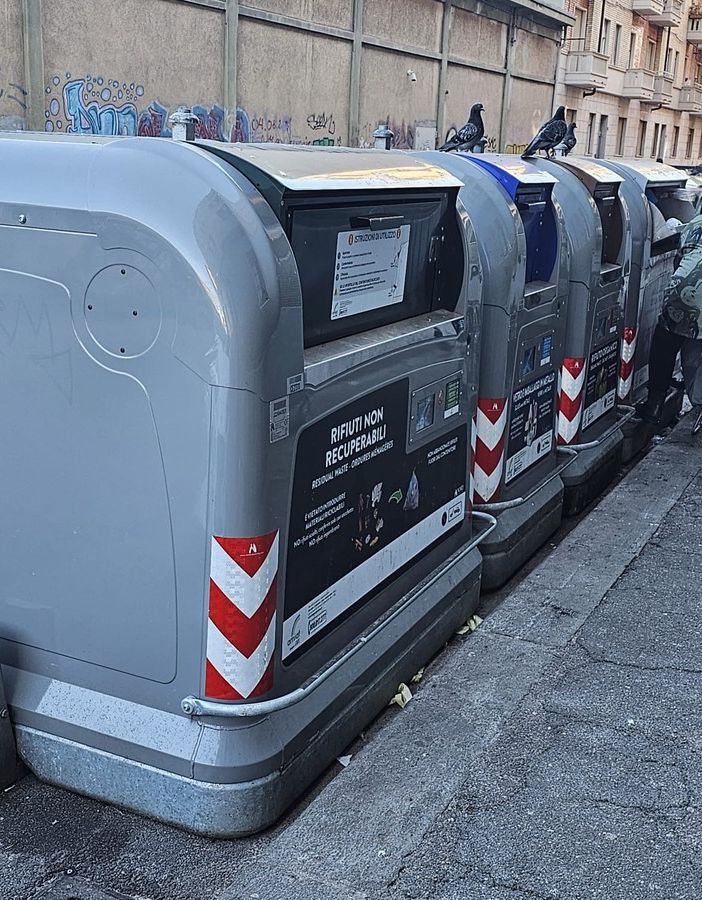 Puzza e rifiuti abbandonati, i residenti di San Donato contro le eco-isole: &quot;Serve più pulizia e passaggi&quot;