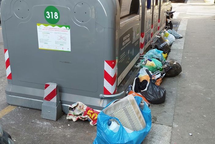 San Donato invasa dai rifiuti, la petizione arriva in Comune. Amiat al lavoro per migliorare le eco-isole