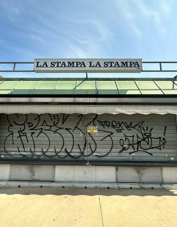 edicola di fronte al tribunale