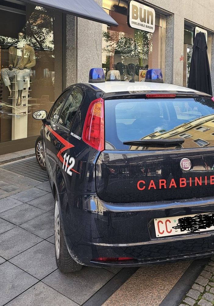 Ladri in azione nel centro di Torino: vetrina sfondata con un sasso