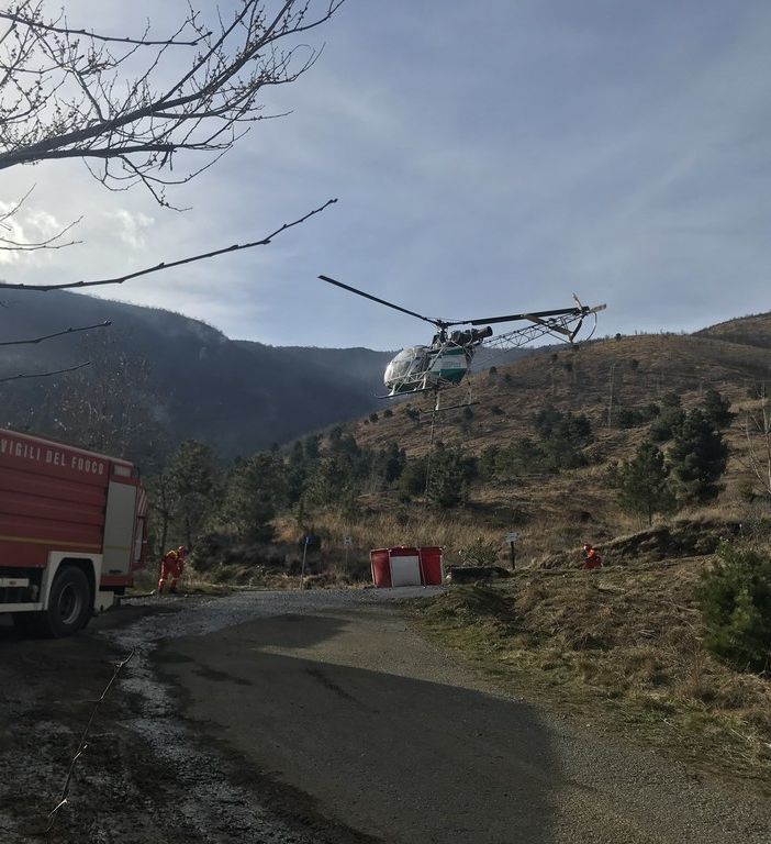 Gli incendi spaventano il torinese: vigili del fuoco al lavoro, si teme l’innalzamento del vento
