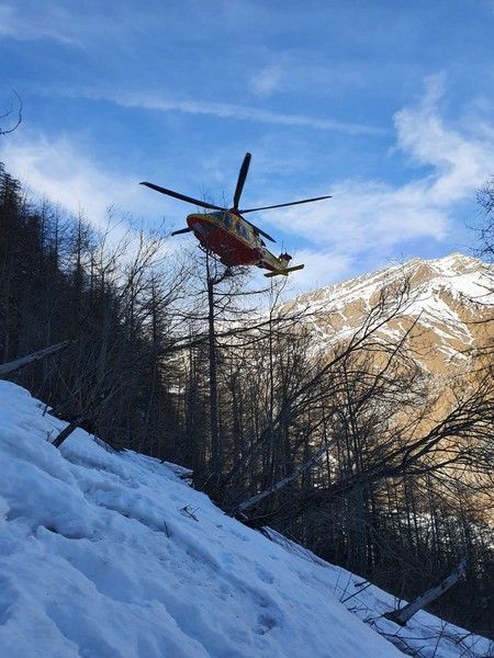 Precipita da una cascata di ghiaccio in Val Varaita, nel Cuneese: alpinista di Carmagnola in codice rosso dopo un volo di oltre 100 metri