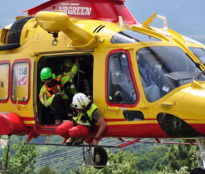 Una ragazza cade lungo la ferrata della Sacra di San Michele: recuperata dall'elisoccorso
