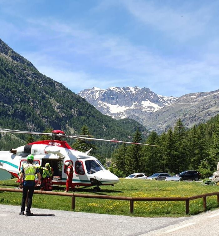 Due interventi in quota per il soccorso alpino: soccorsi alcuni escursionisti caduti sulla neve dura