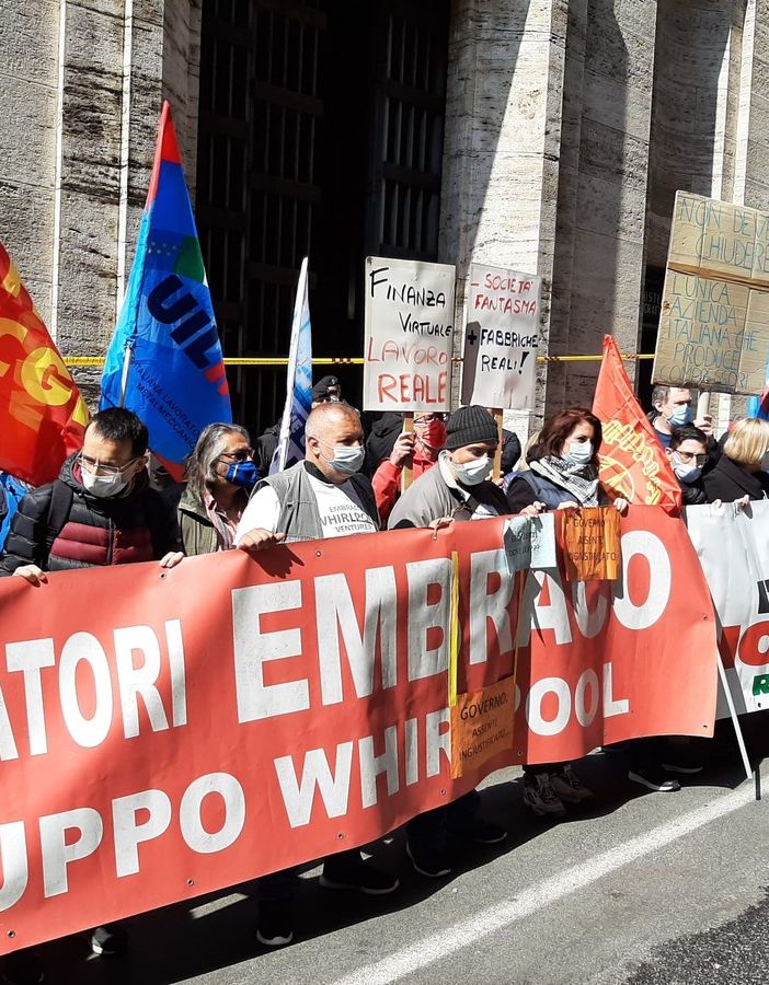 La protesta degli operati di fronte al Mise
